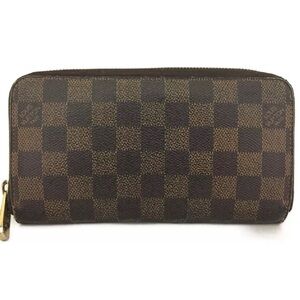 Louis Vuitton Damier zip around wallet preowned good condition nice wallet!!